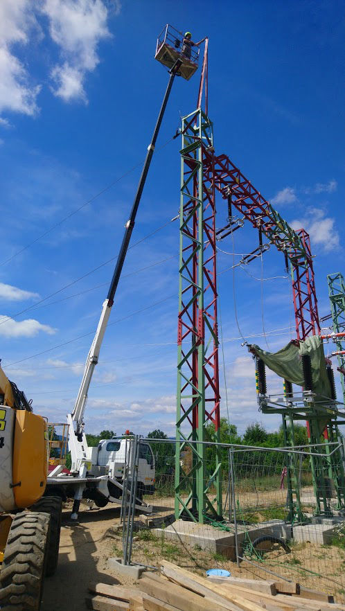 Výškové práce s montážní plošinou v energetice elektroinstalace za pomoci pracovní plošiny