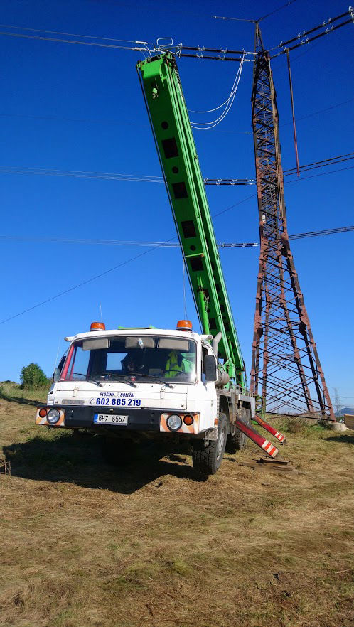 Výškové práce s montážní plošinou v energetice elektroinstalace za pomoci pracovní plošiny