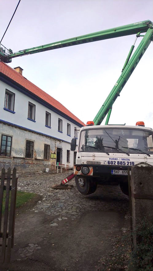 Opravy a montáže střešní krytiny za pomoci montážní pracovní plošiny František Doležal Česká Lípa Nový Bor Cvikova Varnsdorf Kamenický Šenov Česká Kamenice Doksy Mimoň