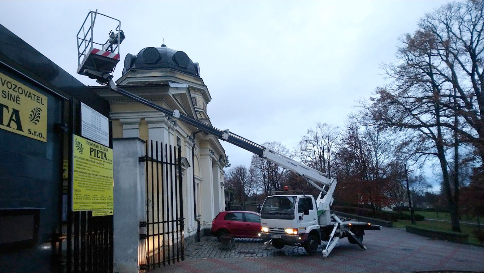 Opravy a montáže střešní krytiny za pomoci montážní pracovní plošiny František Doležal Česká Lípa Nový Bor Cvikova Varnsdorf Kamenický Šenov Česká Kamenice Doksy Mimoň