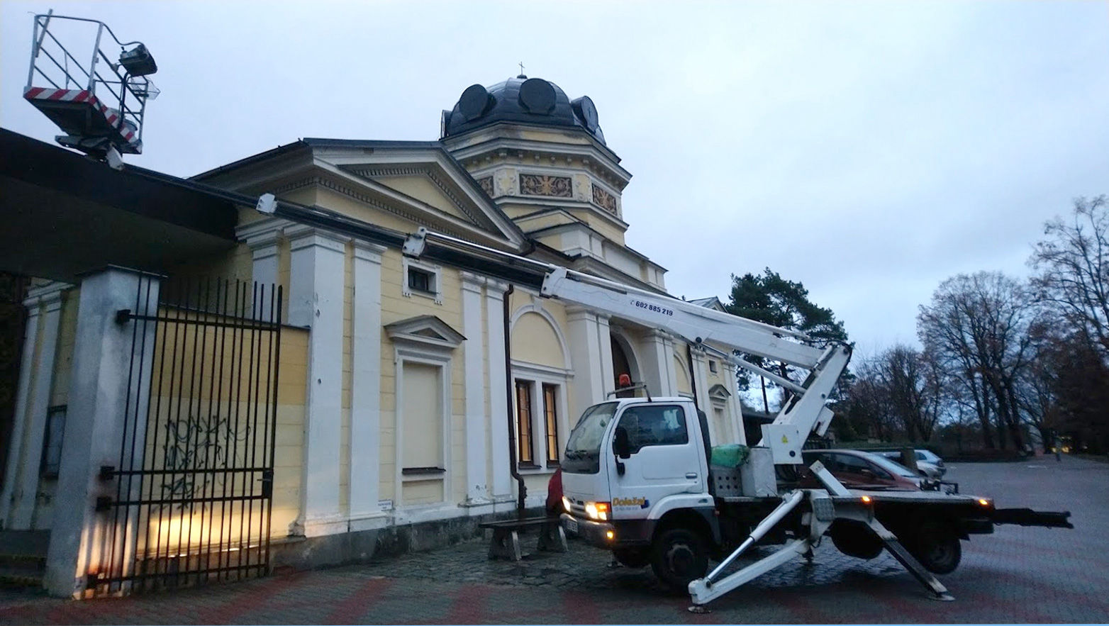 Opravy a montáže střešní krytiny za pomoci montážní pracovní plošiny František Doležal Česká Lípa Nový Bor Cvikova Varnsdorf Kamenický Šenov Česká Kamenice Doksy Mimoň