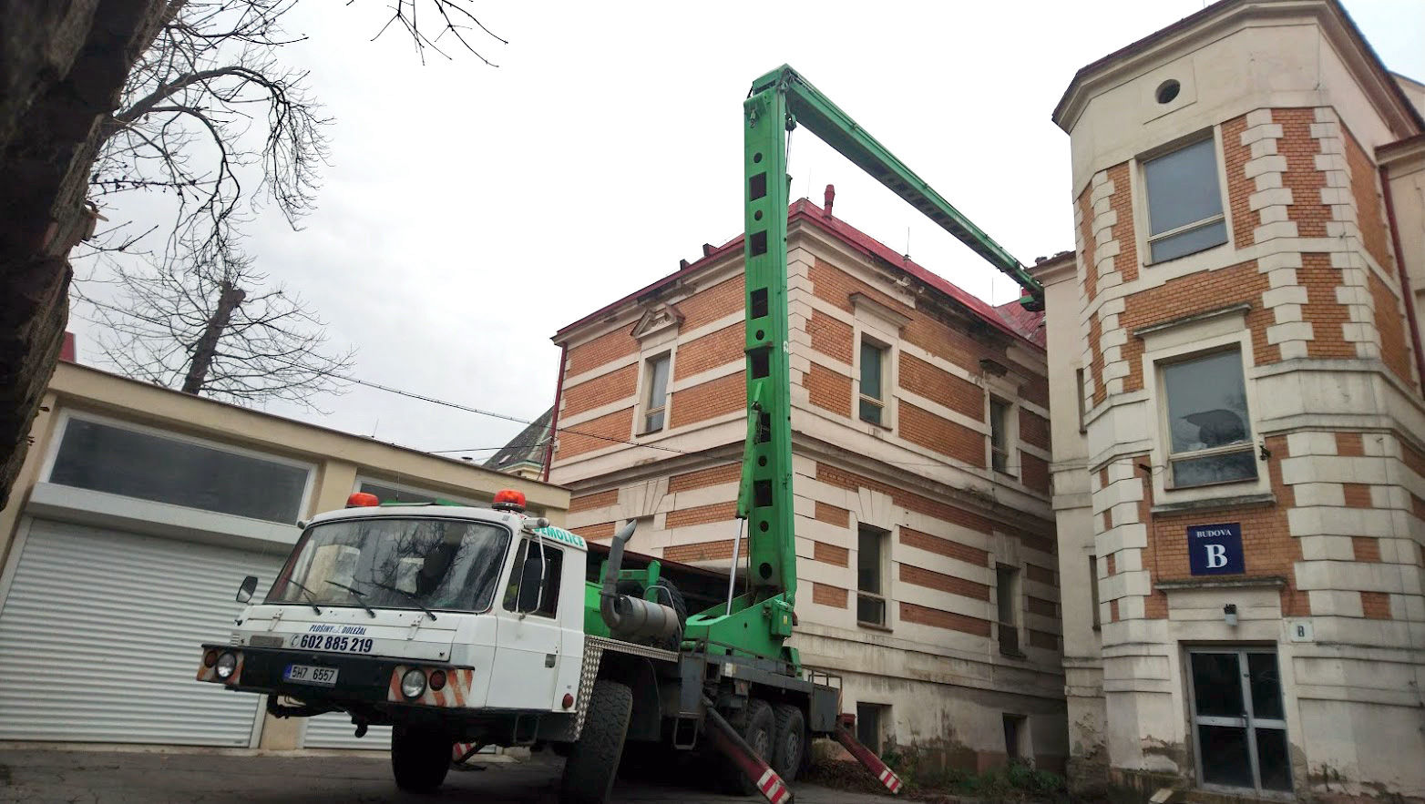 Opravy a montáže střešní krytiny za pomoci montážní pracovní plošiny František Doležal Česká Lípa Nový Bor Cvikova Varnsdorf Kamenický Šenov Česká Kamenice Doksy Mimoň