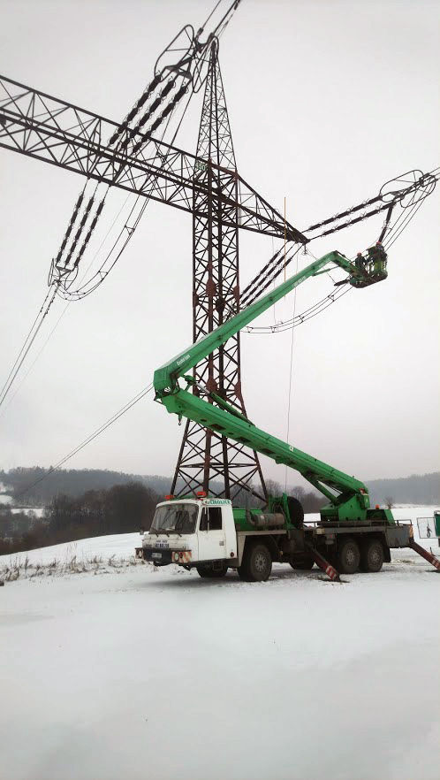 Výškové práce s montážní plošinou v energetice elektroinstalace za pomoci pracovní plošiny