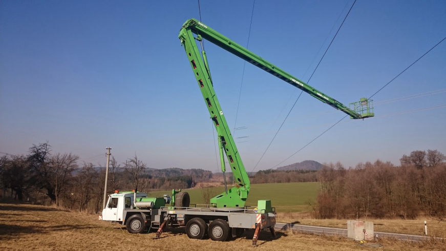 Výškové práce s montážní plošinou v energetice elektroinstalace za pomoci pracovní plošiny