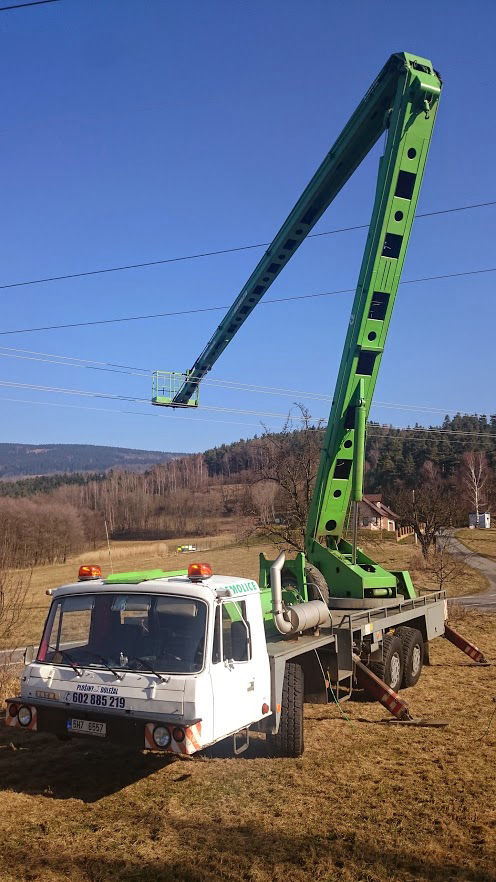 Výškové práce s montážní plošinou v energetice elektroinstalace za pomoci pracovní plošiny