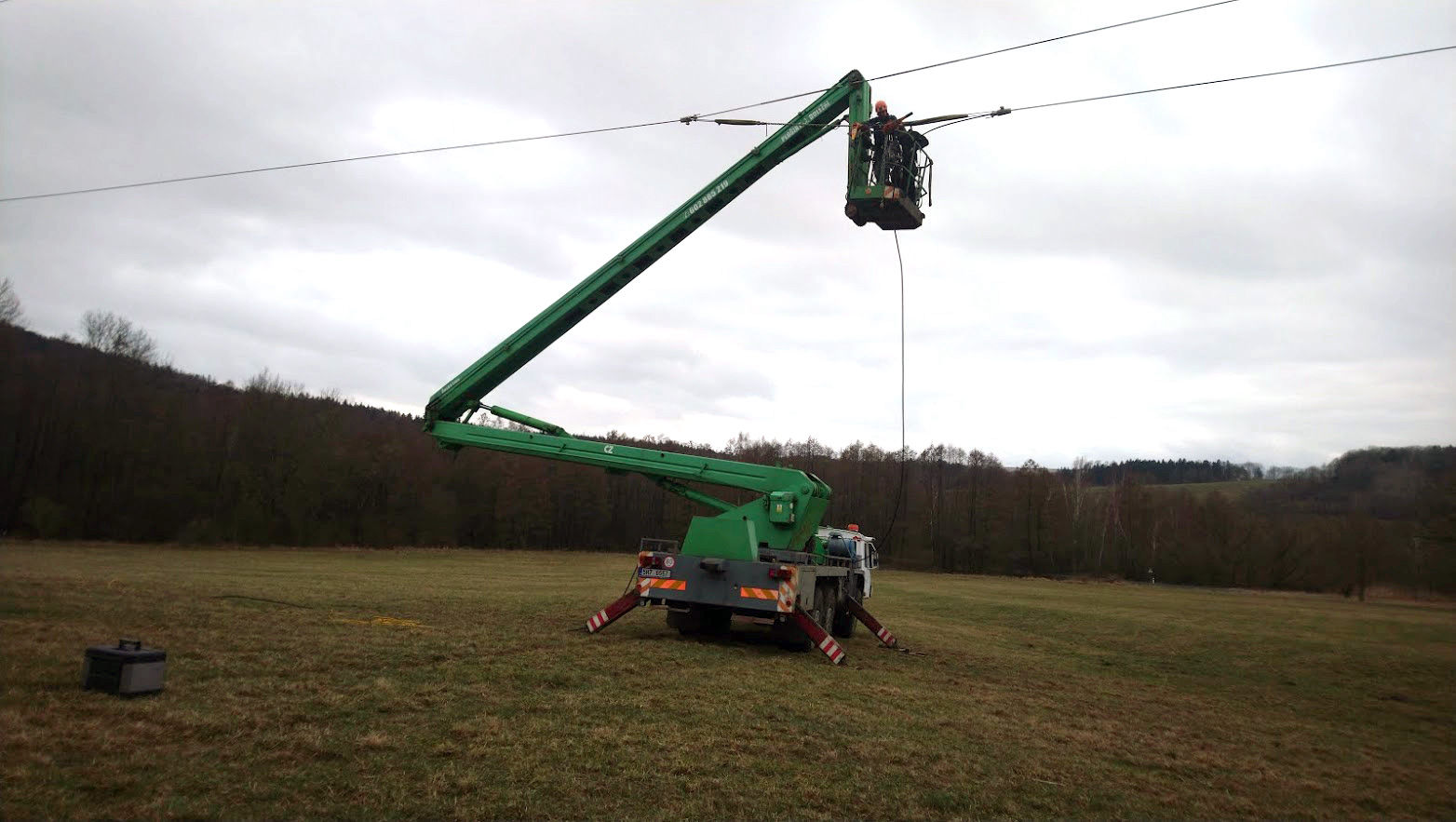 Výškové práce s montážní plošinou v energetice elektroinstalace za pomoci pracovní plošiny