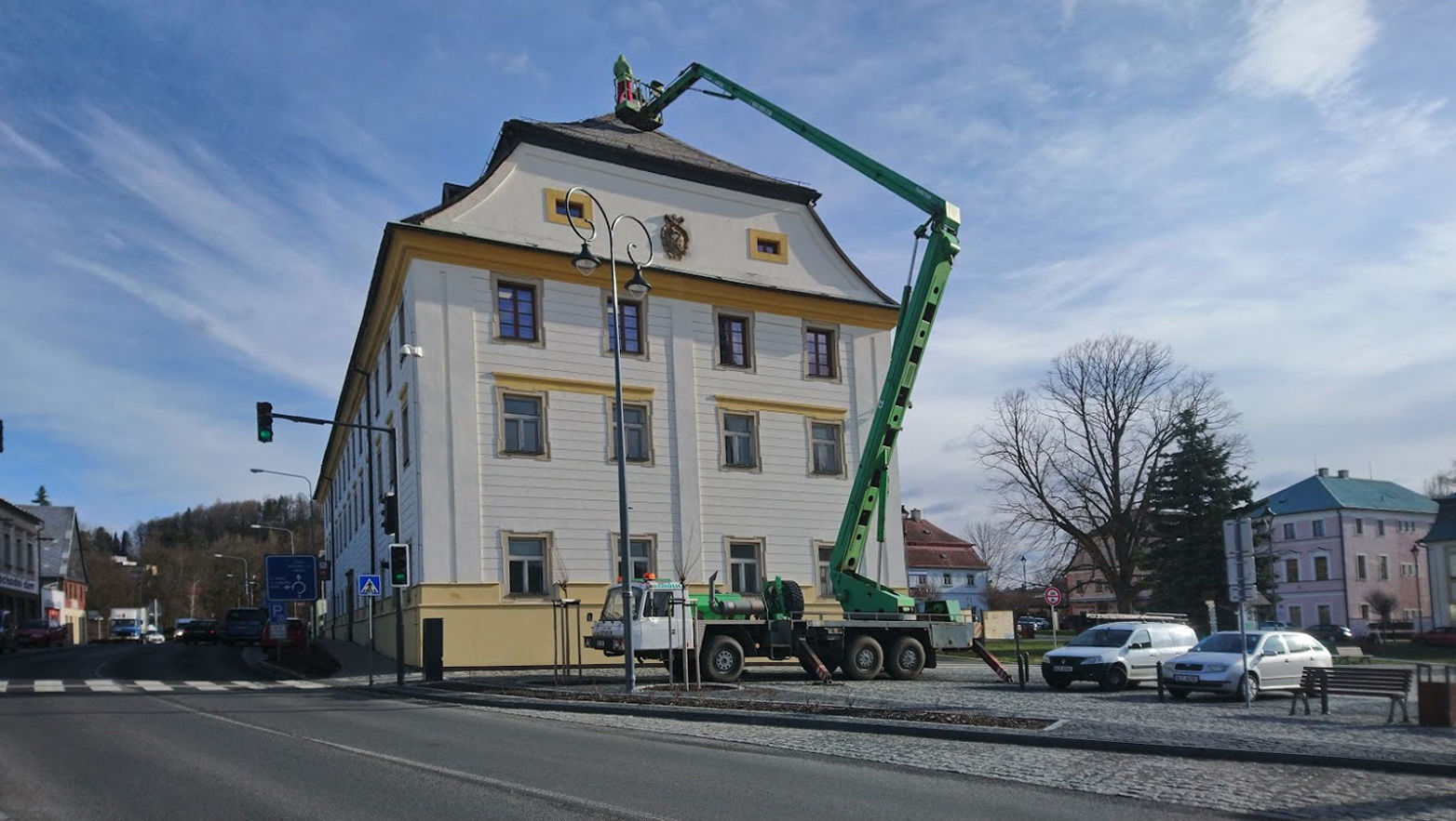 Opravy a montáže střešní krytiny za pomoci montážní pracovní plošiny František Doležal Česká Lípa Nový Bor Cvikova Varnsdorf Kamenický Šenov Česká Kamenice Doksy Mimoň