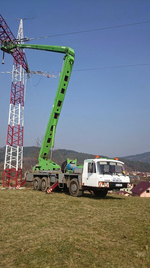 Výškové práce s montážní plošinou v energetice elektroinstalace za pomoci pracovní plošiny