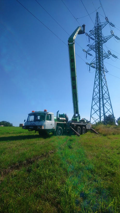 Výškové práce s montážní plošinou v energetice elektroinstalace za pomoci pracovní plošiny