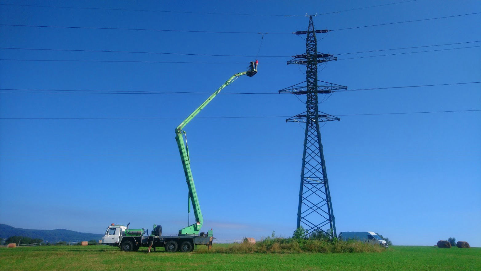 Výškové práce s montážní plošinou v energetice elektroinstalace za pomoci pracovní plošiny