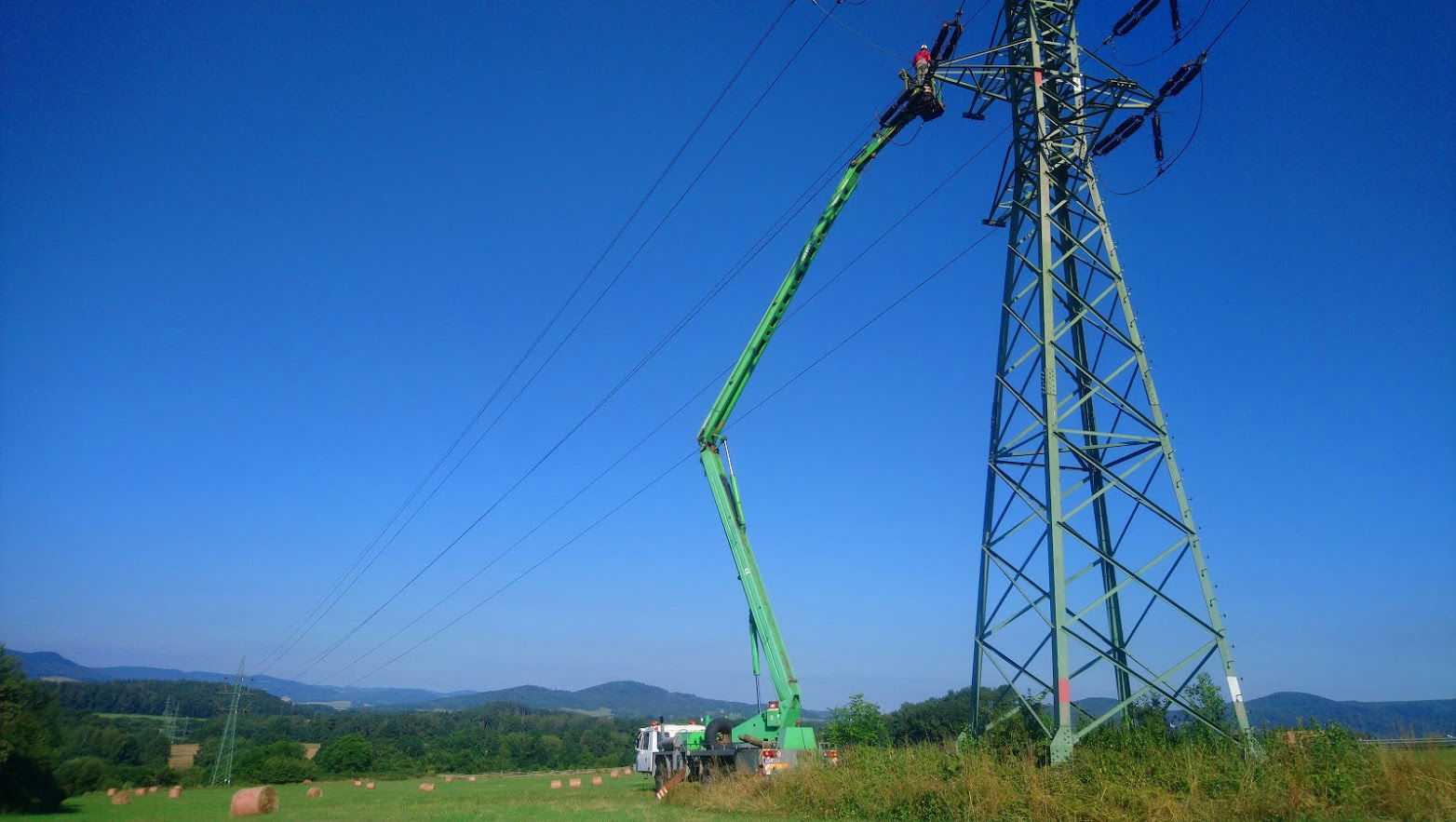 Výškové práce s montážní plošinou v energetice elektroinstalace za pomoci pracovní plošiny