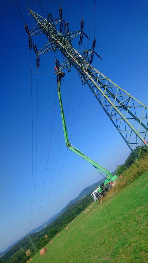 Výškové práce s montážní plošinou v energetice elektroinstalace za pomoci pracovní plošiny