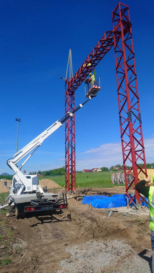 Výškové práce s montážní plošinou v energetice elektroinstalace za pomoci pracovní plošiny