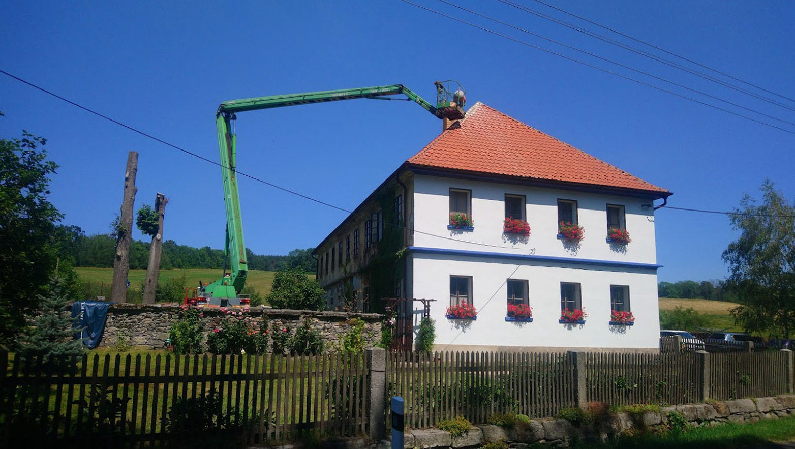 Opravy a montáže střešní krytiny za pomoci montážní pracovní plošiny František Doležal Česká Lípa Nový Bor Cvikova Varnsdorf Kamenický Šenov Česká Kamenice Doksy Mimoň