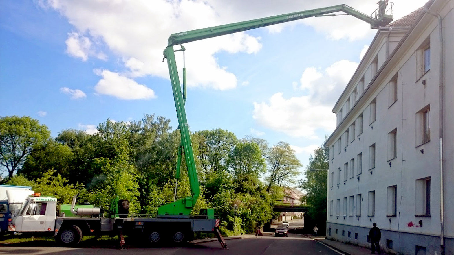 Opravy a montáže střešní krytiny za pomoci montážní pracovní plošiny František Doležal Česká Lípa Nový Bor Cvikova Varnsdorf Kamenický Šenov Česká Kamenice Doksy Mimoň