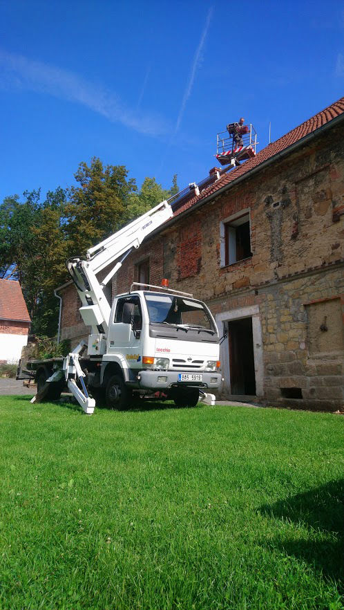 Opravy a montáže střešní krytiny za pomoci montážní pracovní plošiny František Doležal Česká Lípa Nový Bor Cvikova Varnsdorf Kamenický Šenov Česká Kamenice Doksy Mimoň