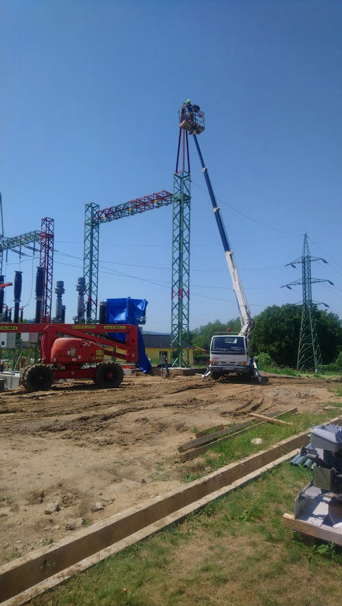 Výškové práce s montážní plošinou v energetice elektroinstalace za pomoci pracovní plošiny